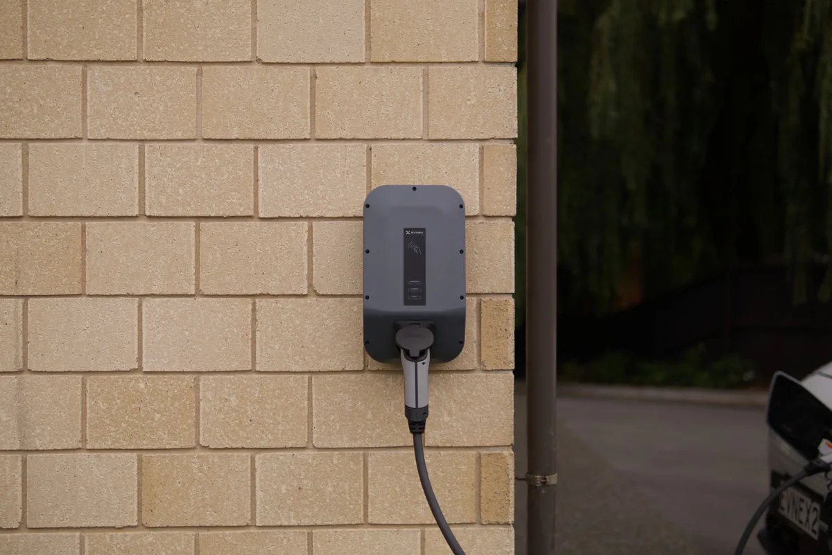 Wallbox murale de recharge pour véhicule électrique sur la Côte d'Azur