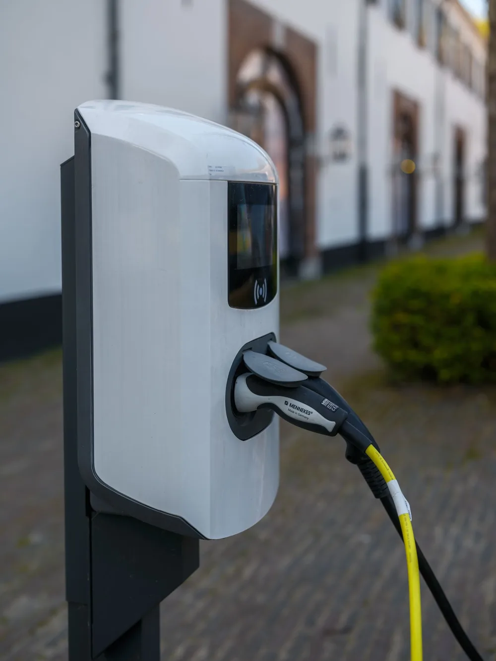Borne de recharge sur pied avec connecteur en Seine-et-Marne