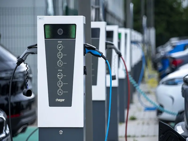 Bornes de recharge installées sur un parking d'entreprise